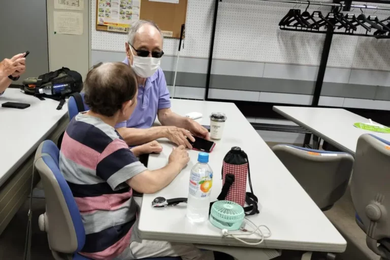 スマートフォンで広がる新しいつながり 視覚障がい者向けのスマホ教室｜東京・町田市