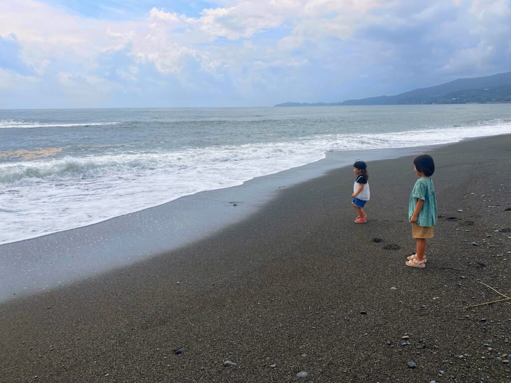 御幸の浜のビーチで遊ぶ子ども2人