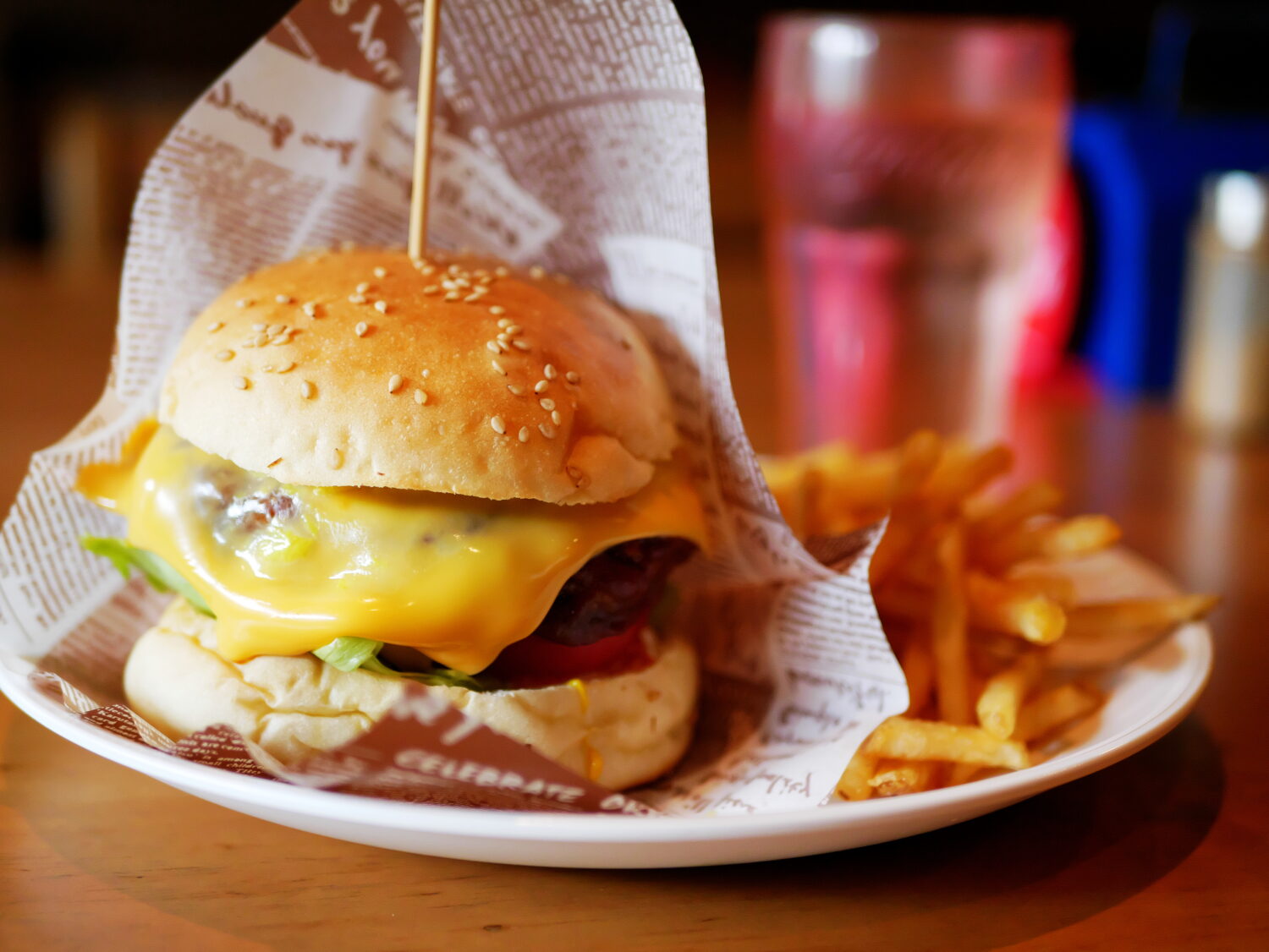 チーズバーガーとポテトのプレート