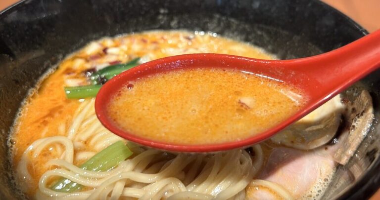 【貝だしラーメン 麺屋 わくや】群馬県安中市で貝と豚骨が絶妙にハモるスパイシーな「貝だし豚骨赤ラーメン」