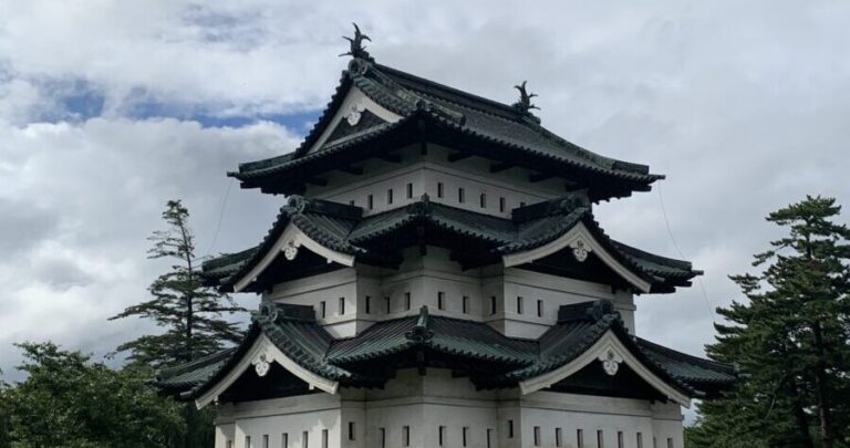 桜の絶景が有名！東北唯一の現存天守・弘前城