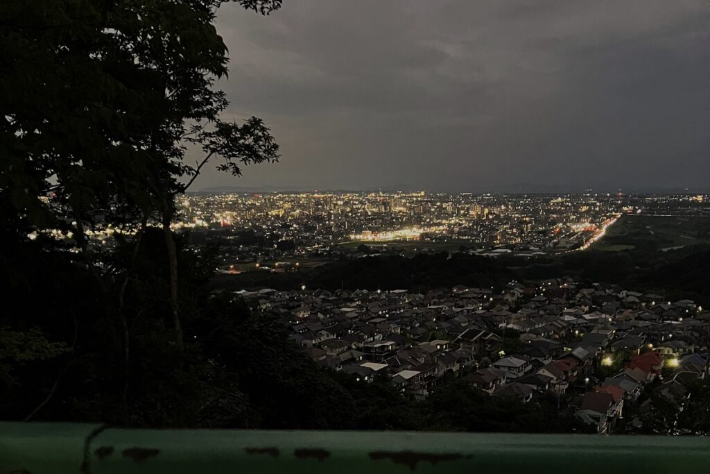 大型遊具の背後から見た夜景.