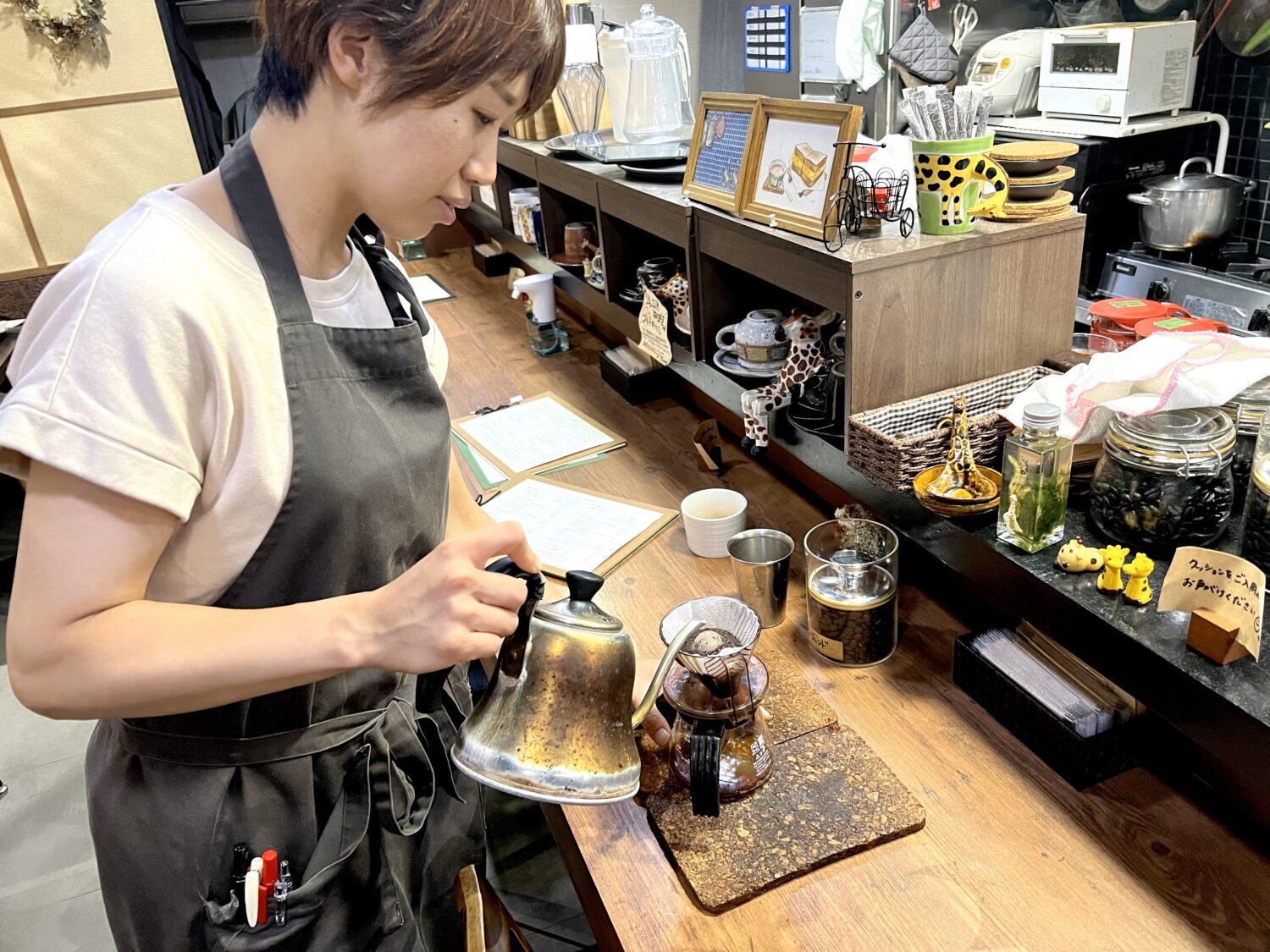 コーヒーを淹れる大原さん