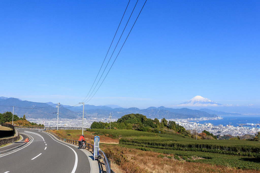 車道と合流した後、振り返ると富士山と清水港、茶畑の絶景が