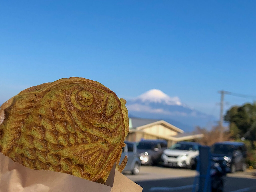 山頂でたい焼きを食べながら富士山の絶景を満喫