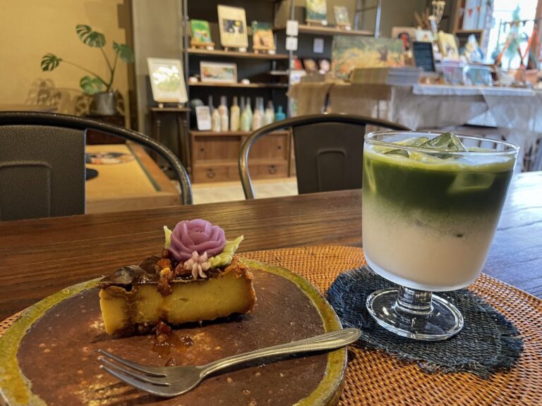美しい花々と美味しさが咲き乱れるコラボカフェ！心にも身体にもやさしいスイーツ&キーマカレーを召し上がれ｜茶房 e_ichi ×deco*cafe