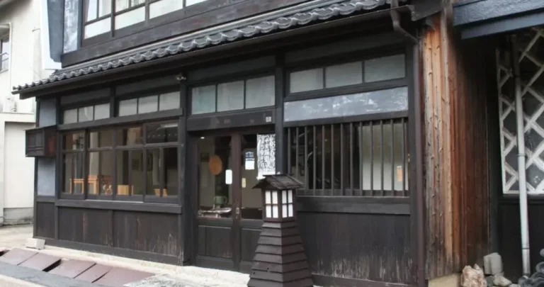 古い街並みで見つけた小さな家具工房「にいの屋」｜岡山県津山市