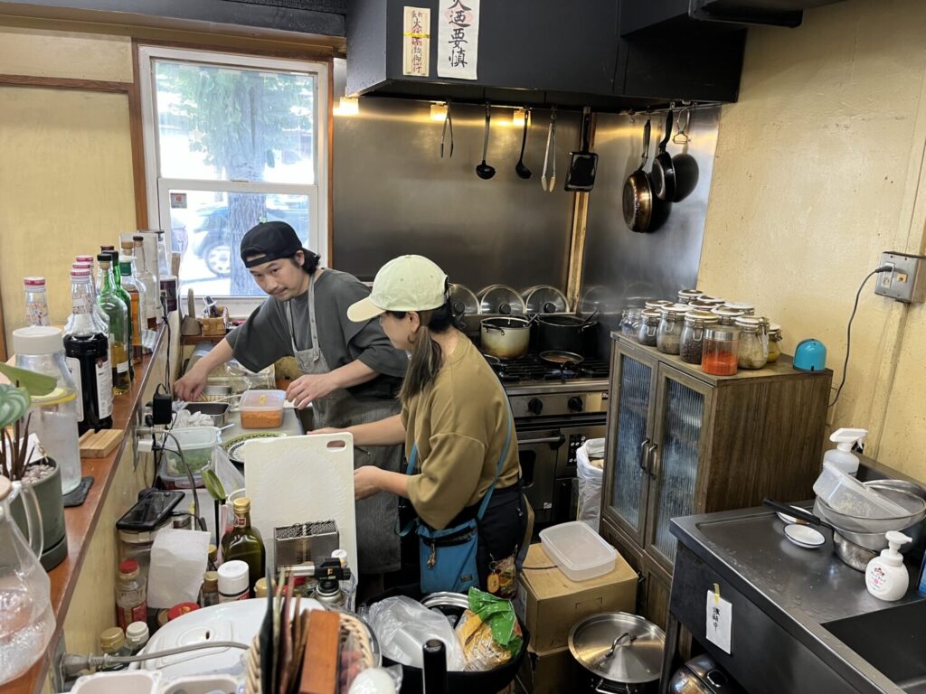 京都市にある円町のカレー屋サンライトで、お店の方がカレーを作っている