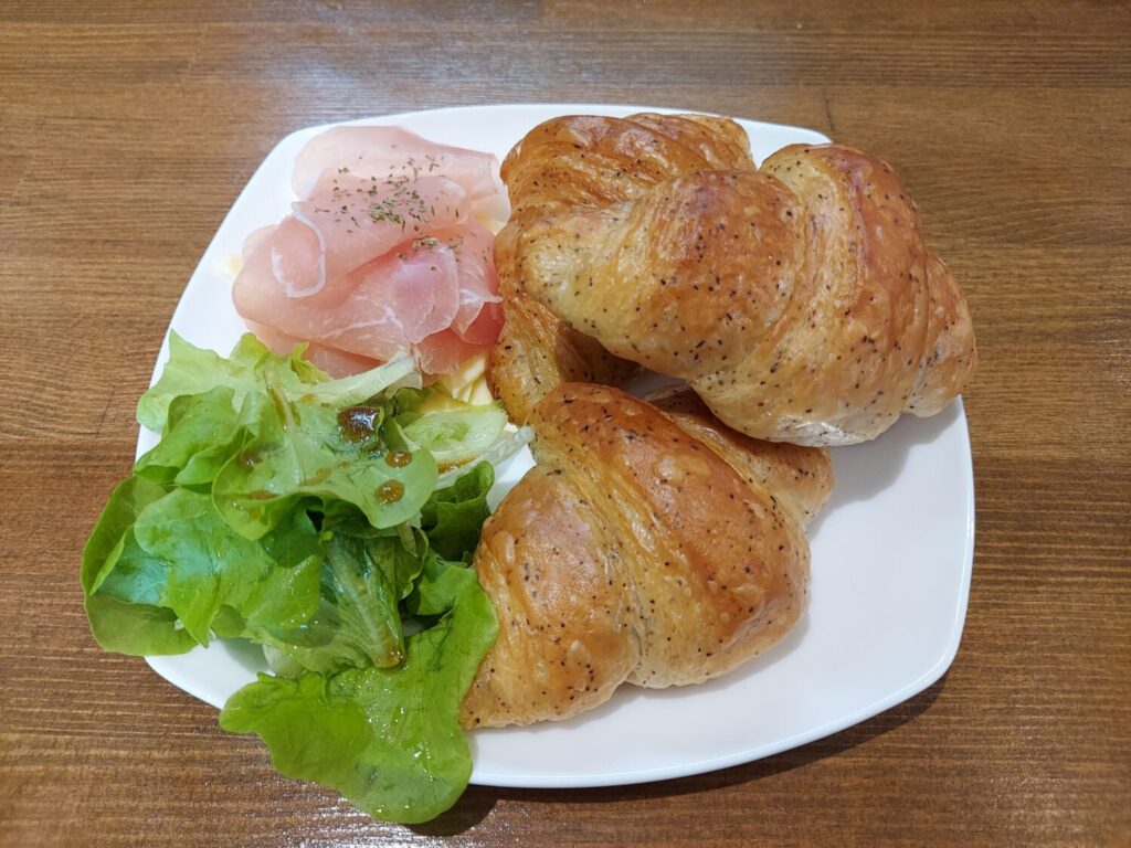 店内で焼き上げたクロワッサン