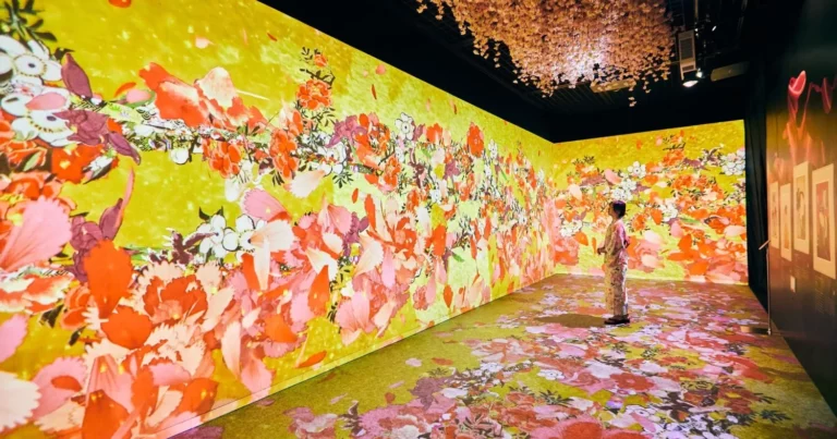 北斎の描いた波が迫ってくる！最先端デジタルアートで没入感満載の「動き出す浮世絵展」