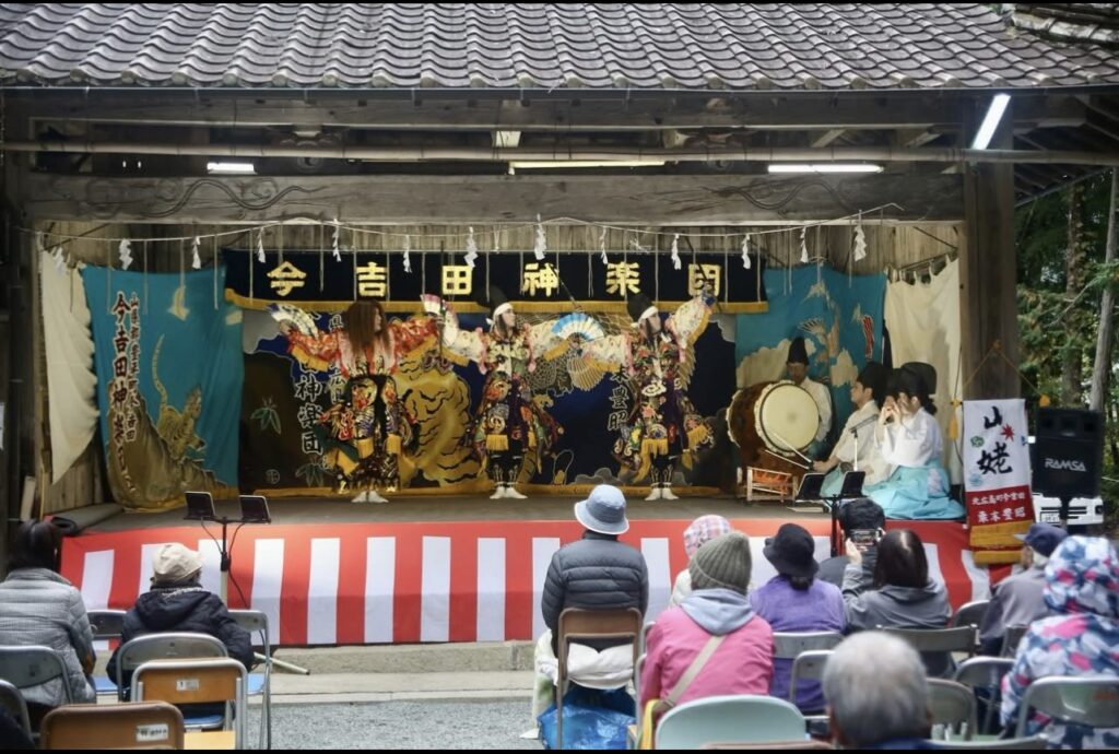 今吉田神楽団 舞の様子