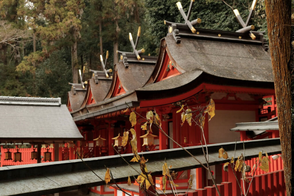 お笑い神事（枚岡神社）｜春日造のご本殿