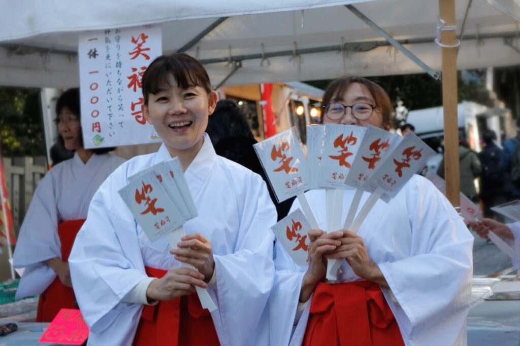 お笑い神事（枚岡神社）｜笑福守を手に持つ巫女たち