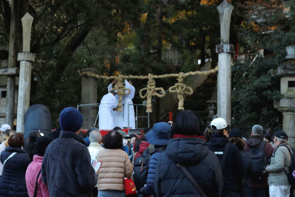 お笑い神事（枚岡神社）｜しめ縄を掛け替えている様子