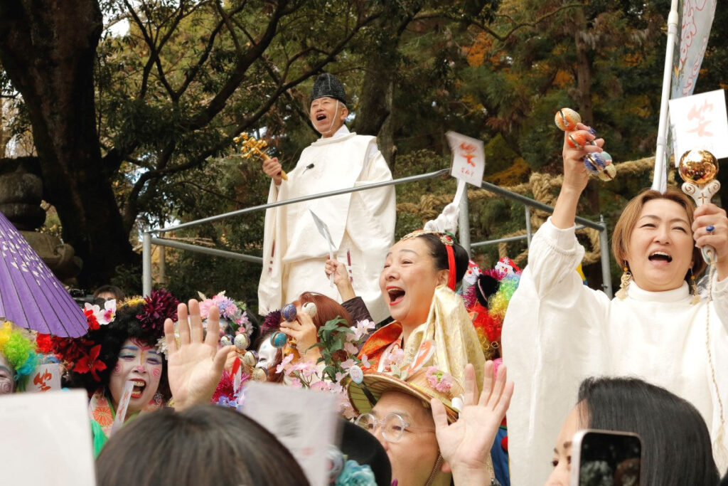 お笑い神事（枚岡神社）｜参列者全員で20分間笑う神事