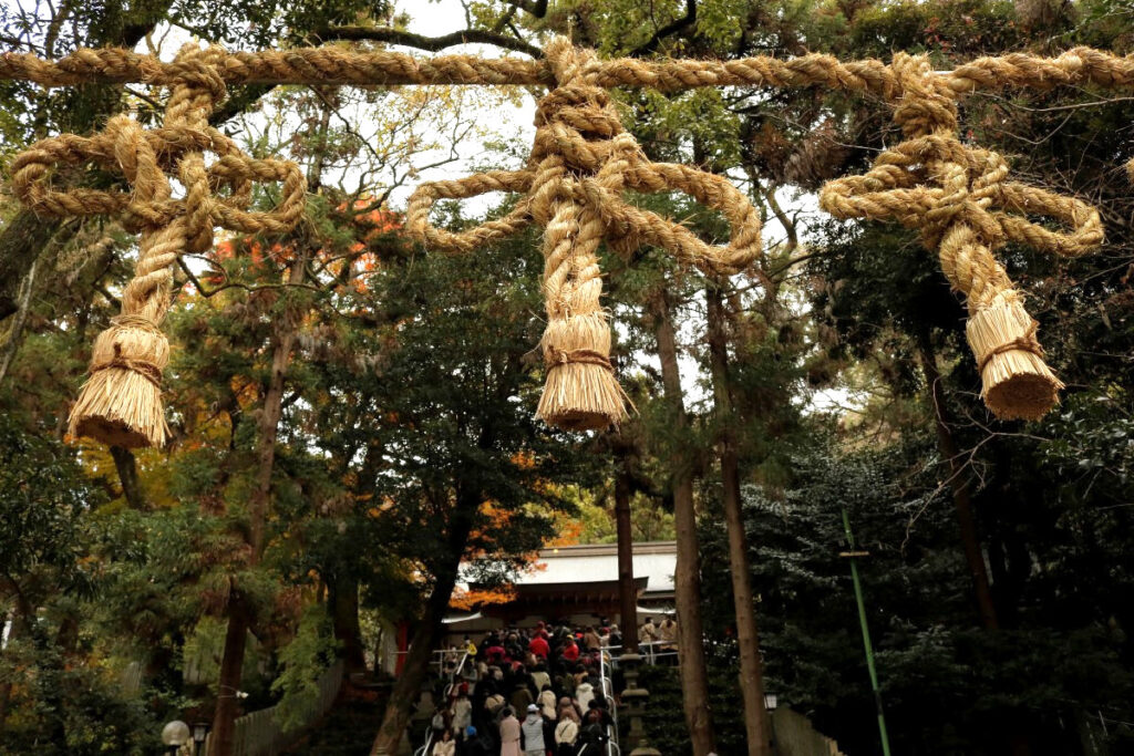 お笑い神事（枚岡神社）｜掛け替えられたしめ縄