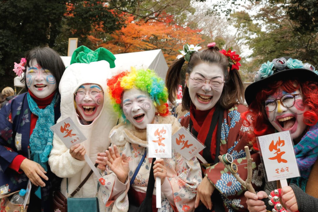 お笑い神事（枚岡神社）｜笑顔を見せる参列者