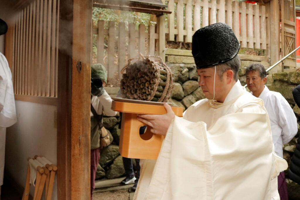 粥占神事（枚岡神社）｜占竹（せんちく）を運び出す神職