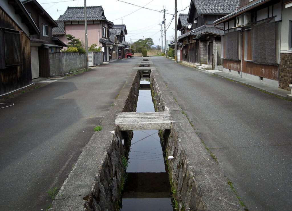 通りの中央に作られた町割り水路