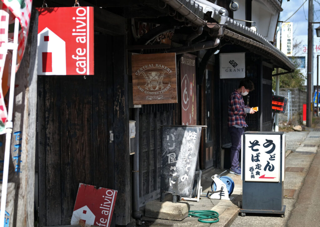 2号館では現在、ベーカリー、飲食店、美容室が営業中。裏の元は蔵だった建物は８号館となり、カフェ兼バーが入っている