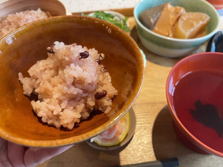 「ただいま」と言いたくなるろみさんち食堂　一汁三菜「あずきともち米」に心まで満たされる【前編】