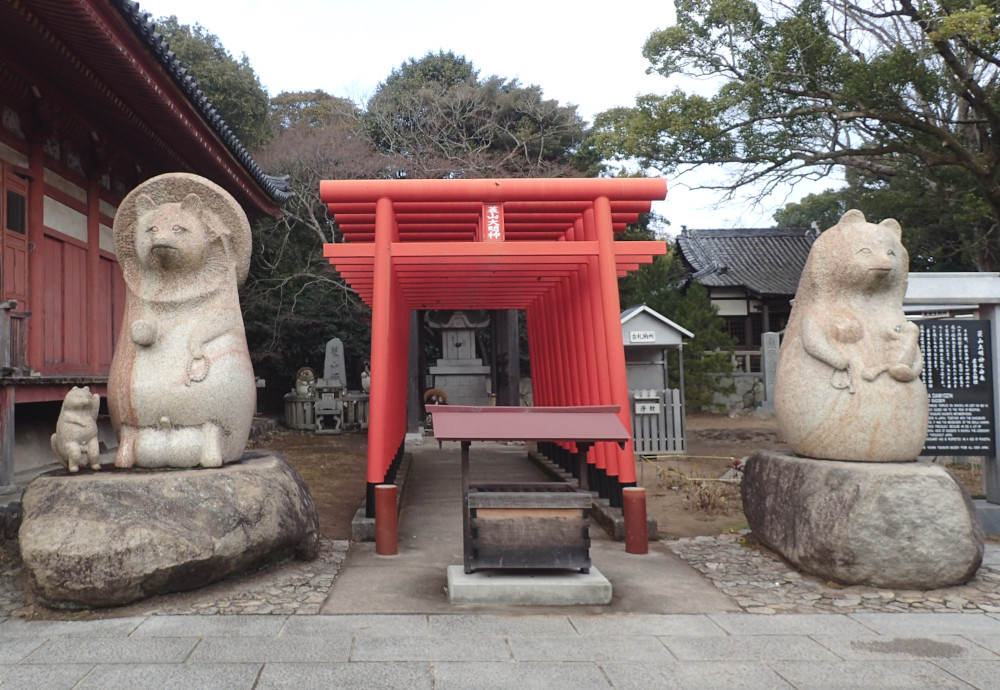 父・子・母の狸の石像が印象的な「蓑山大明神」