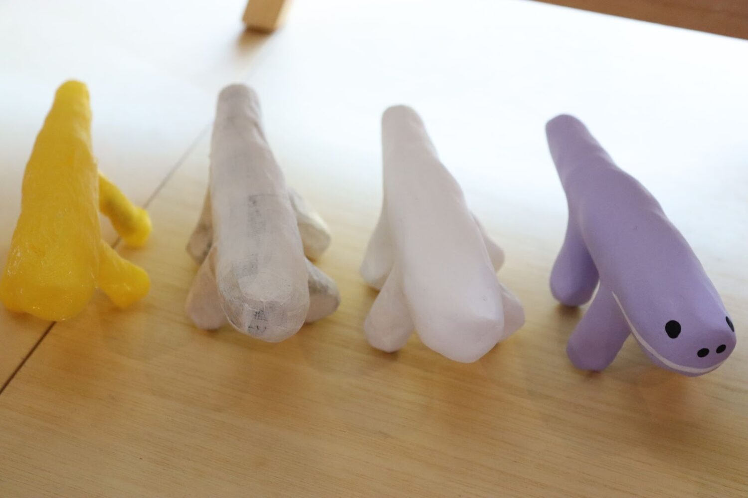 張り子の制作段階(左が型で右が完成品)