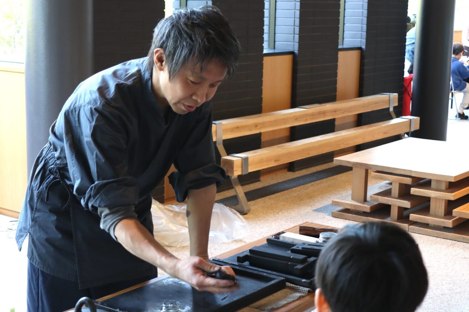 奈良墨の実演制作中の様子