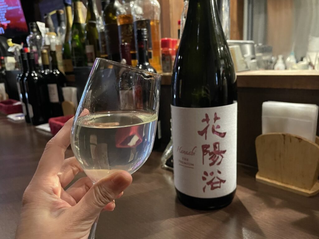 ワイングラスでいただく日本酒