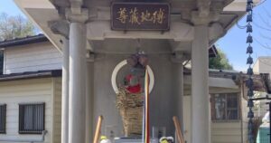 縄でぐるぐるに巻き付けられている？ちょっと珍しい「縛り地蔵尊」