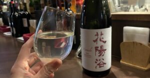 ワイングラスでいただく日本酒
