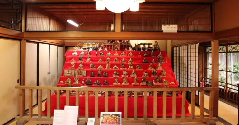 【庄内ひな街道】本間美術館とお雛様 モダンな和風建築が引き立てる優美な雛段飾り｜山形県 酒田市