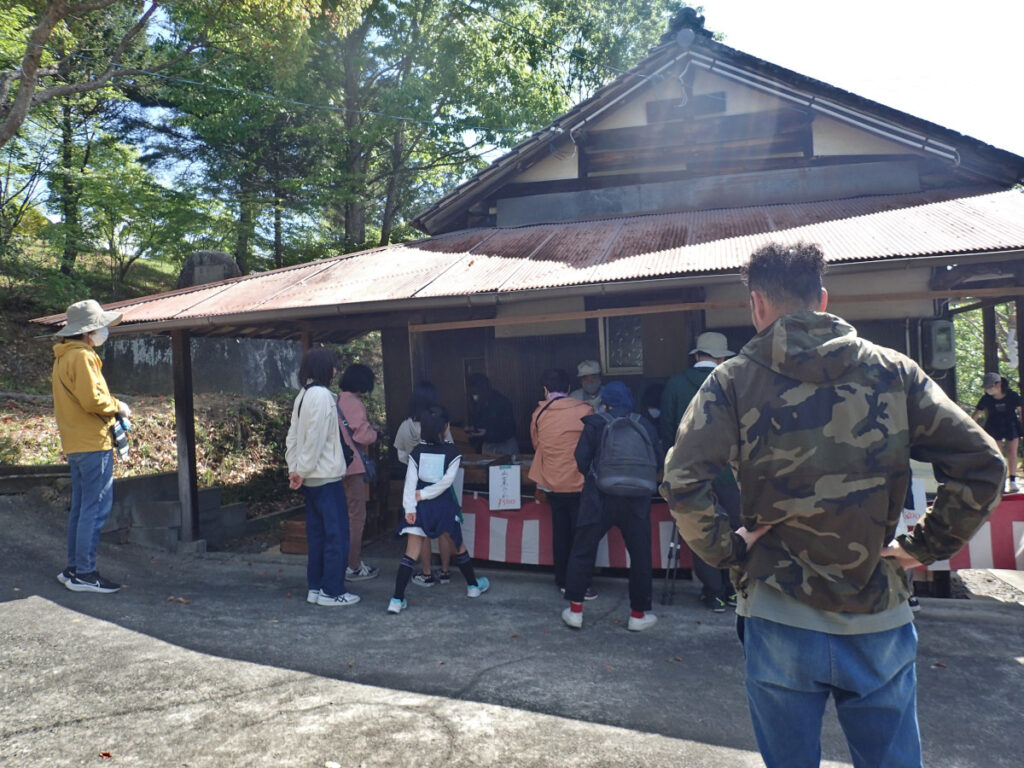 松栄堂の赤飯や餅を買い求める参拝客