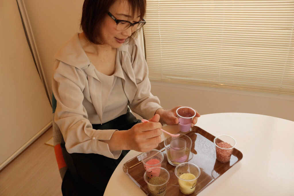 サンドアート講師eriさん―グラスにカラフルな砂を入れていく様子