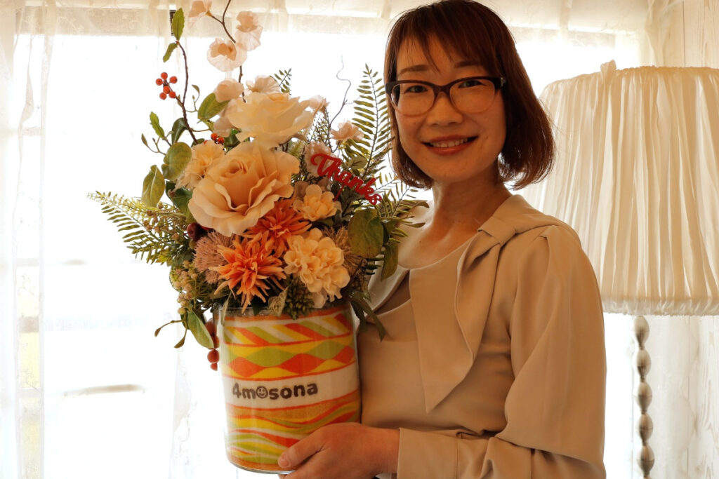 サンドアート講師eriさん―大きなサンドアートを抱えるeriさん
