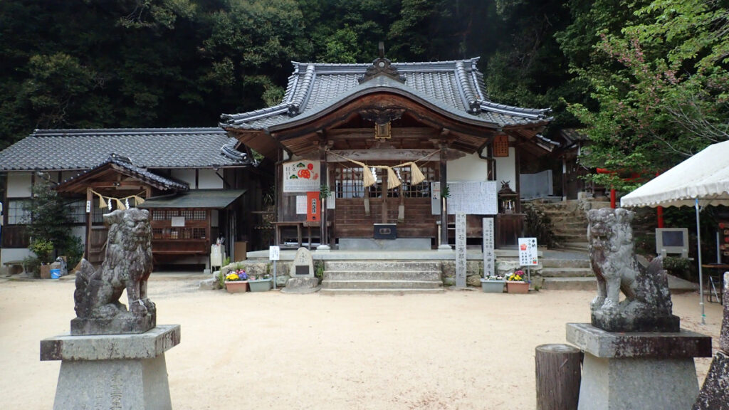 社務所と拝殿