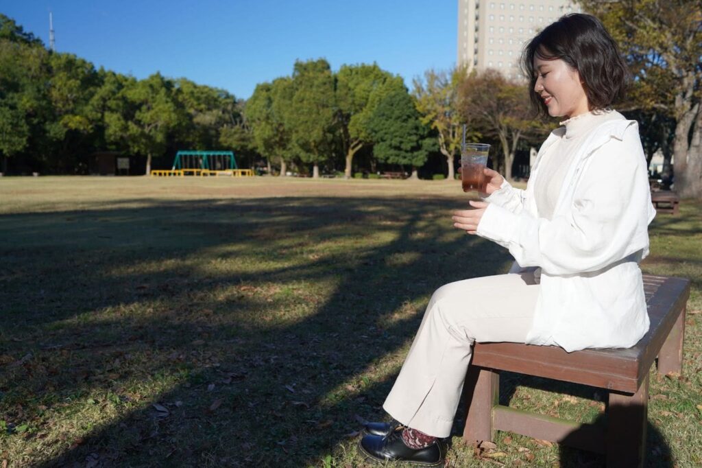 今回お話を伺った内藤愛理さん。浜松市へ移住し、一般社団法人 中田島砂丘観光協会が運営する「カカワルストア」の店長をお務めになっています