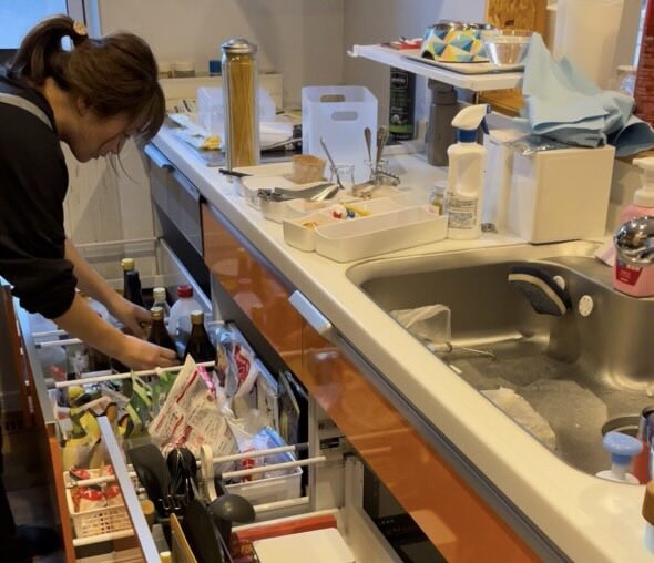 キッチンのお片付けをするみったん