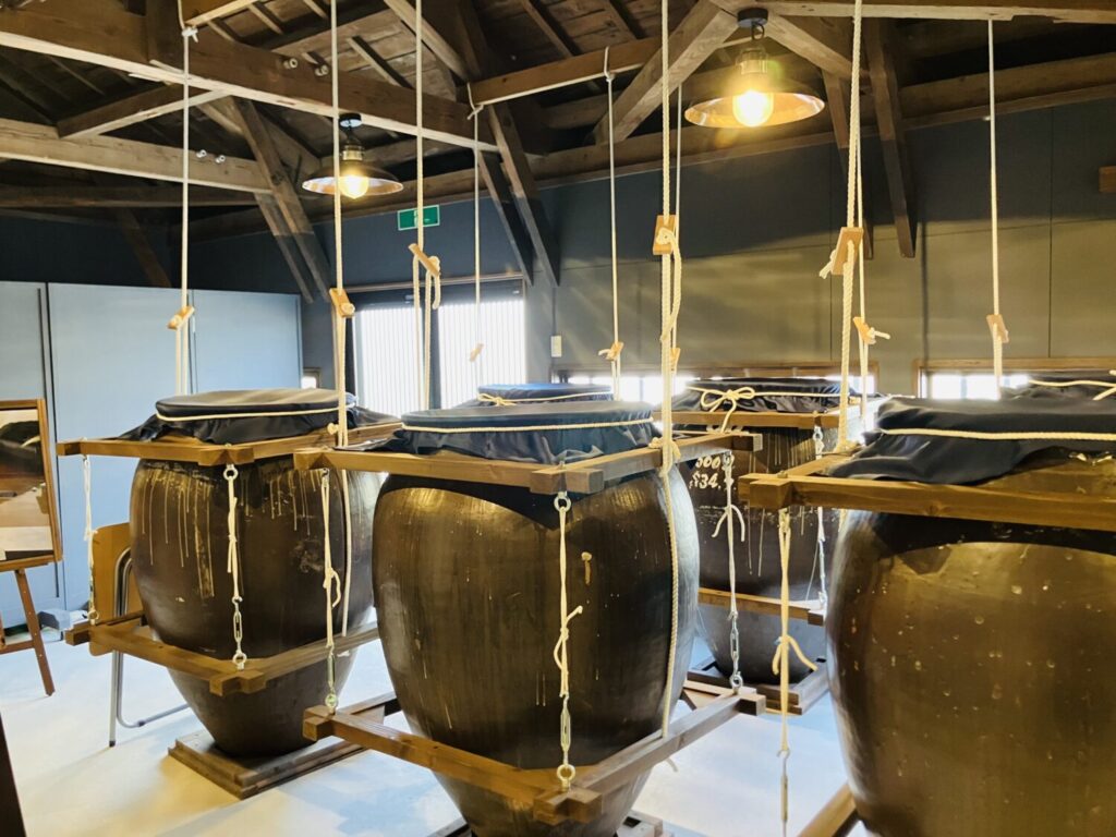 吊り下げられた焼酎瓶