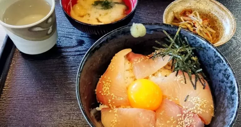 はまちのづけ丼と石のアート。家族で楽しむ「道の駅 源平の里 むれ」