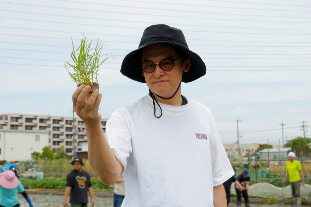 てつじの酒ー2025年5月田植えイベント:苗を掲げるてつじさん