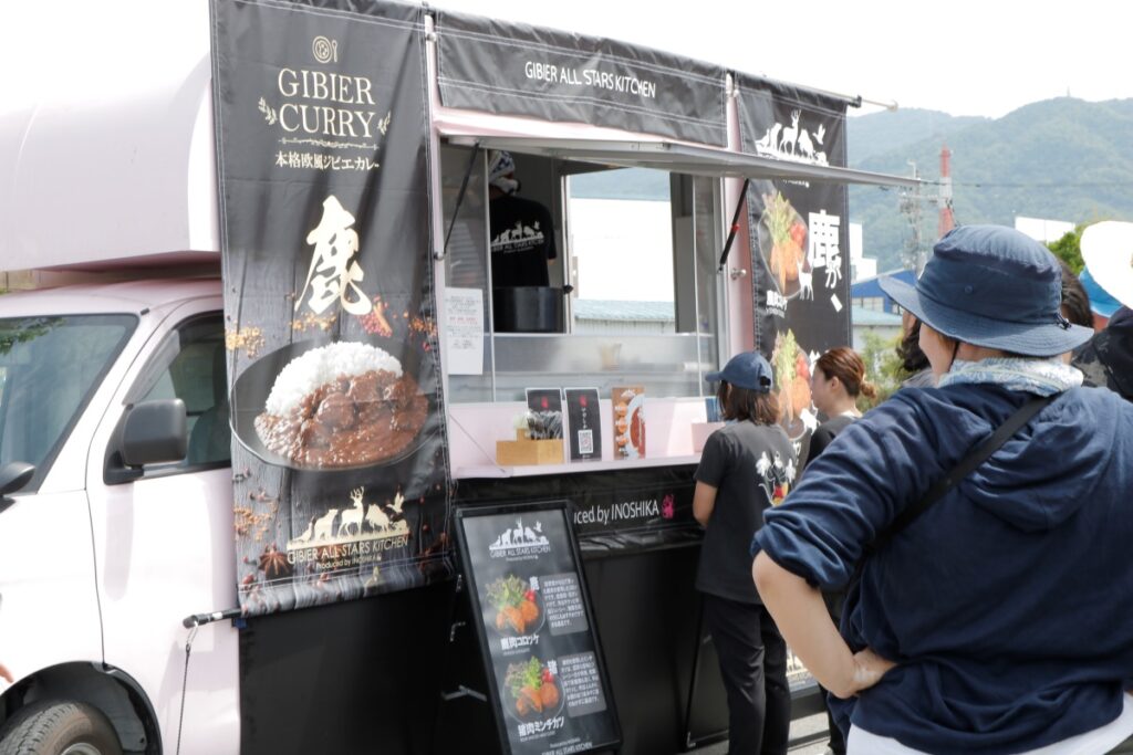 てつじの酒ー2025年5月田植えイベント:ジビエカレーのキッチンカーに並ぶ参加者
