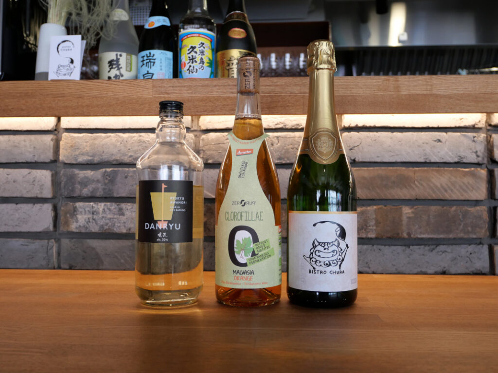 BISTRO CHURAでは、創作沖縄料理とナチュラルワインを楽しめる