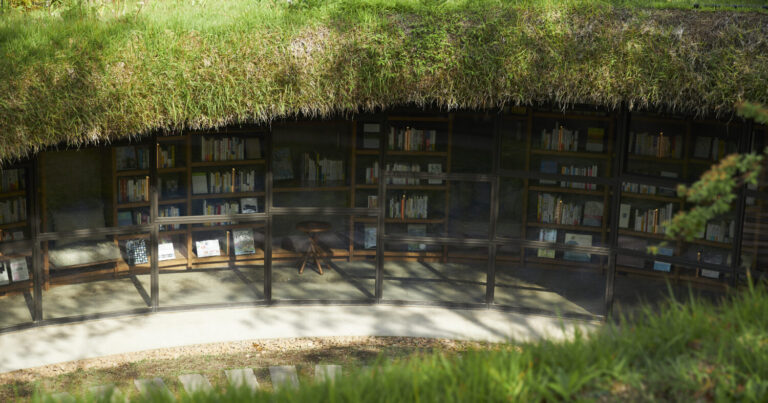 地中にひっそり佇む大人の秘密基地｜木更津・KURKKU FIELDSの「地中図書館」