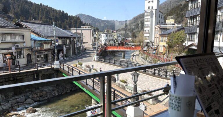 温泉街の絶景が自慢「Cafe98℃」へようこそ！地域おこし協力隊が紡ぐ湯村温泉の魅力