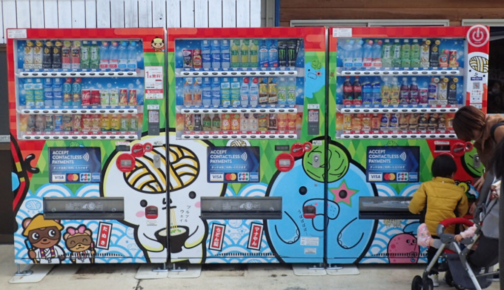 うどん脳とマナやんの図柄の自動販売機
