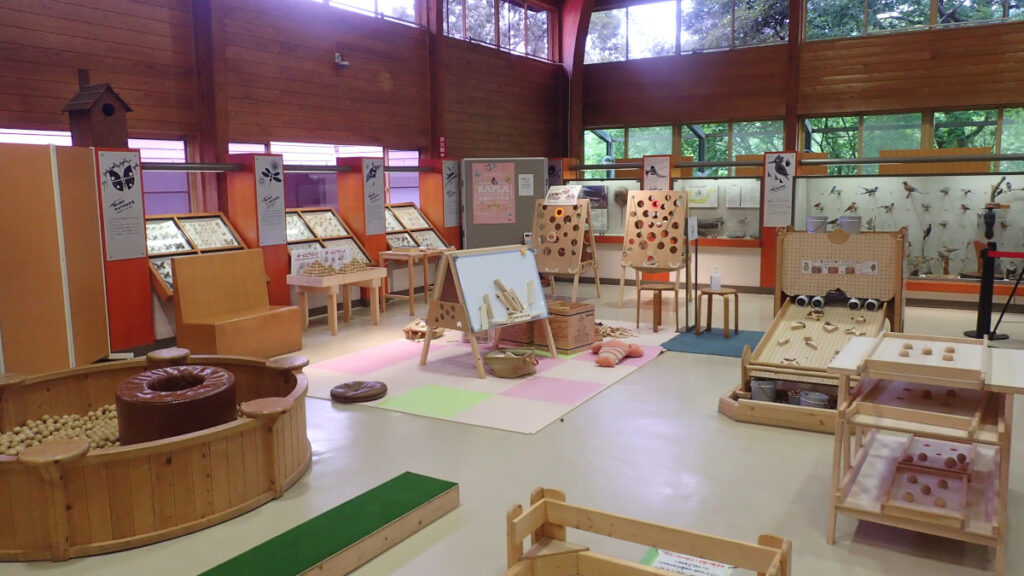 キッズスペースの展示や木のおもちゃ