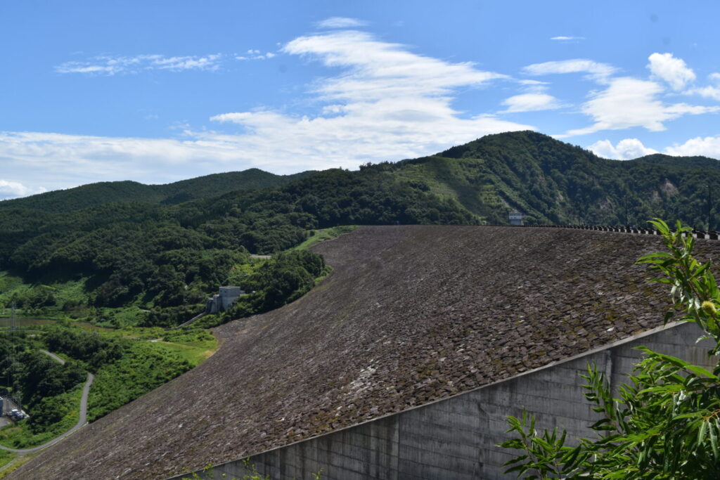 側面から見た胆沢ダムの堤体（撮影：松本鹿介）