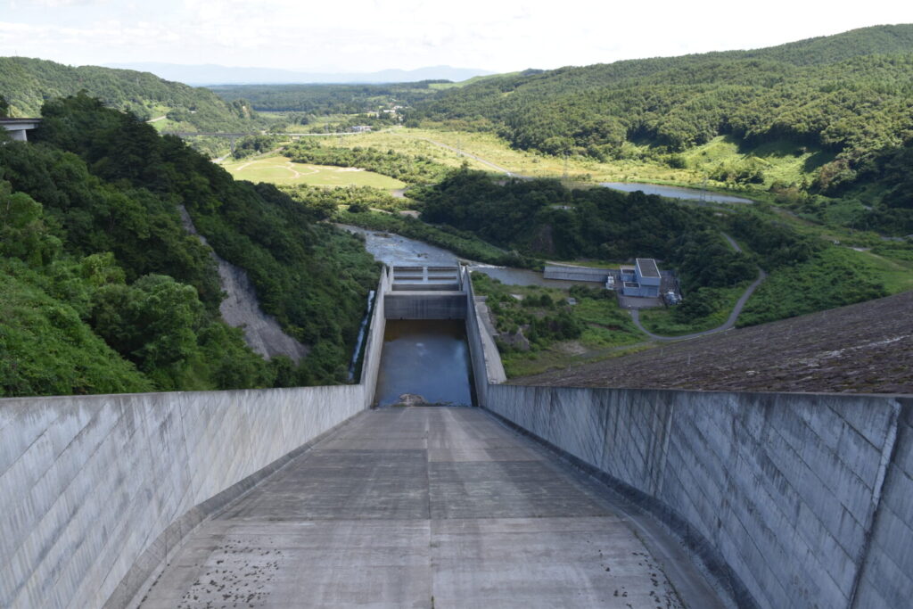 水を放流する「洪水吐き」とよばれる水路（撮影：松本鹿介）