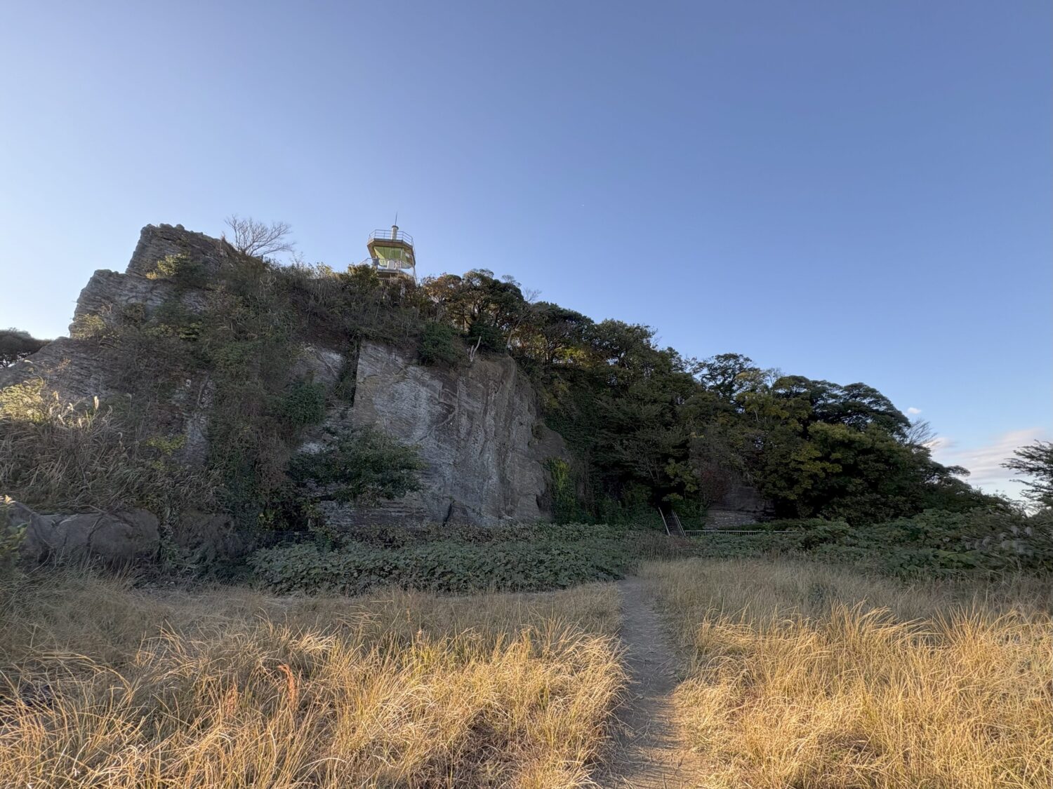 岩の上に展望台